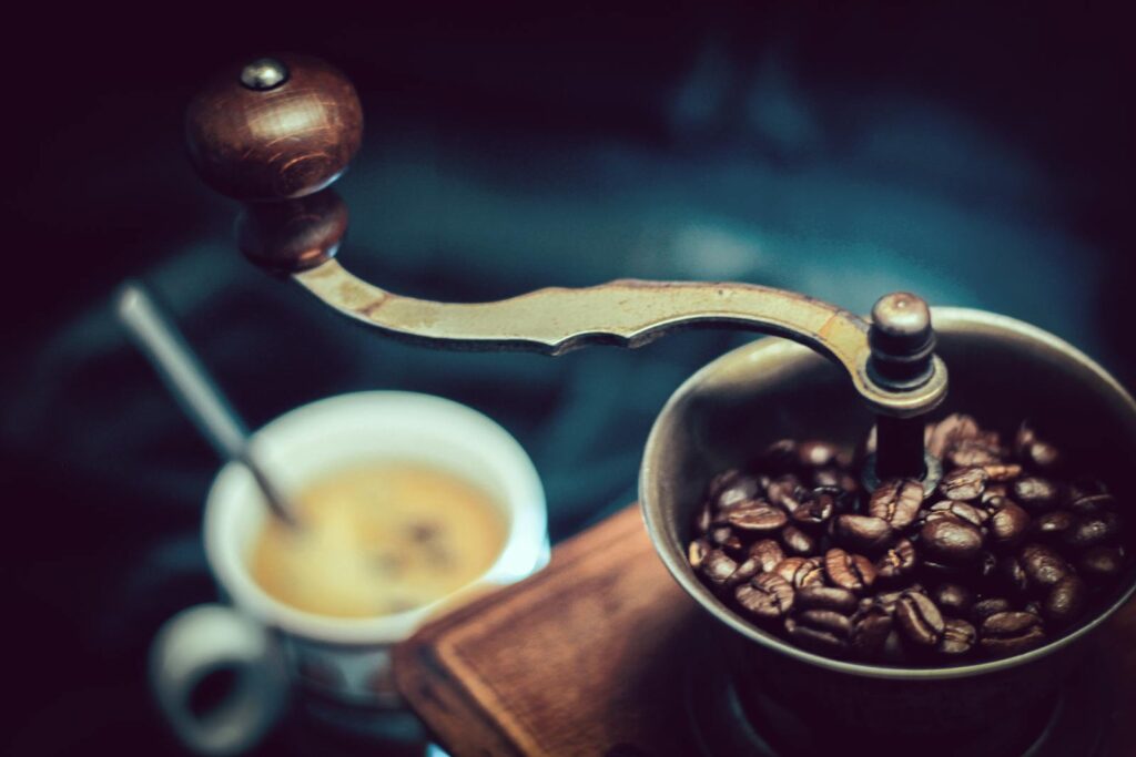 kaffebønner i en grinder